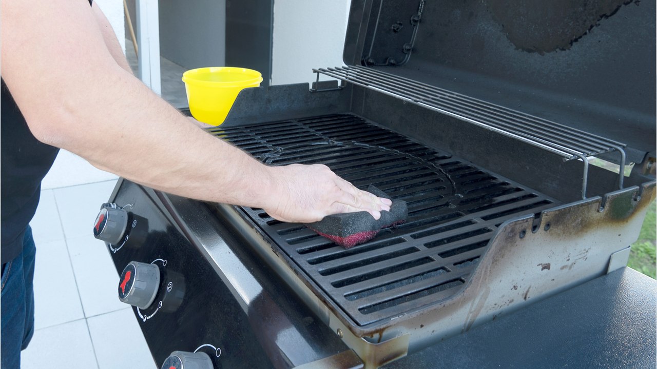 Grillrost reinigen: Mit diesen Hausmitteln wird er wieder sauber