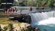  Her gün yüzlerce yerli ve yabancı tatilcinin ziyaret ettiği Manavgat Şelalesi'nde tehlikeli serinlik