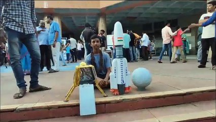चंद्रयान 3 के विक्रम लैंडर की सफल लैंडिंग के बाद चेन्नई में आतिशबाजी, मिठाई बांटी, जश्र का माहौल