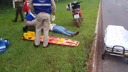 Mulher fica ferida ao sofrer queda de moto na Rua Bom Jesus