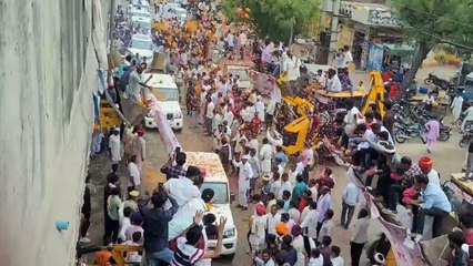 कांग्रेस कार्यकर्ताओं ने बरसाए सचिन पायलट पर फूल