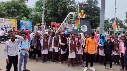 बालाघाट: परीक्षा परिणामों में हुई गड़बड़ी, छात्राओं ने जलाई मार्कशीट की होली