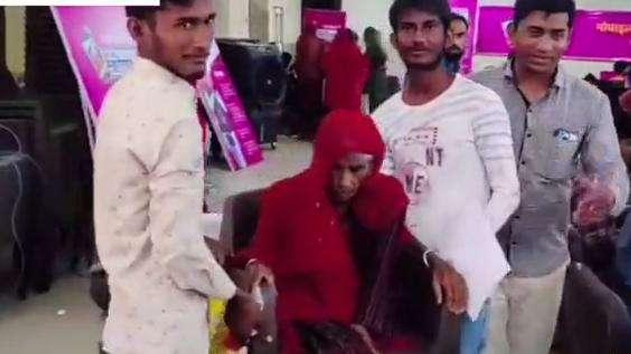 जालौर: लाभार्थियों को बांटे स्मार्टफोन: 3 साल तक मिलेगा फ्री इंटरनेट, महिलाओं के खिले चेहरे