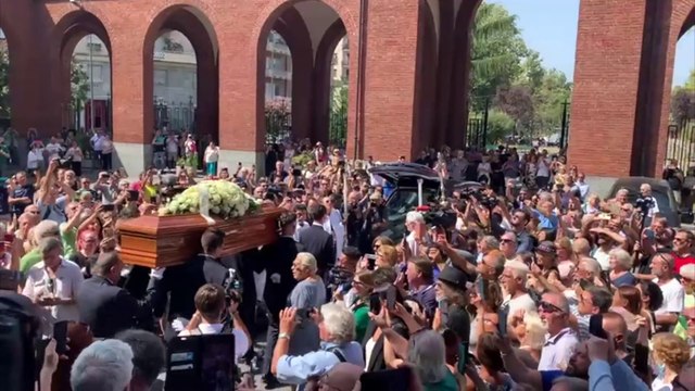 Funerali di Toto Cutugno a Milano, fan cantano L'italiano