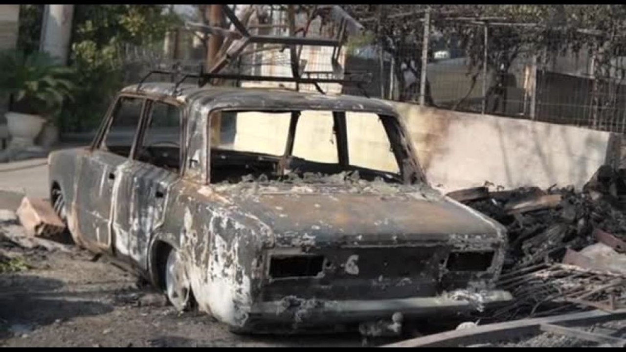 Grecia in fiamme, auto e case distrutte nella periferia di Atene