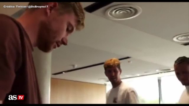 De Bruyne gifts 26 iphones to City teammates