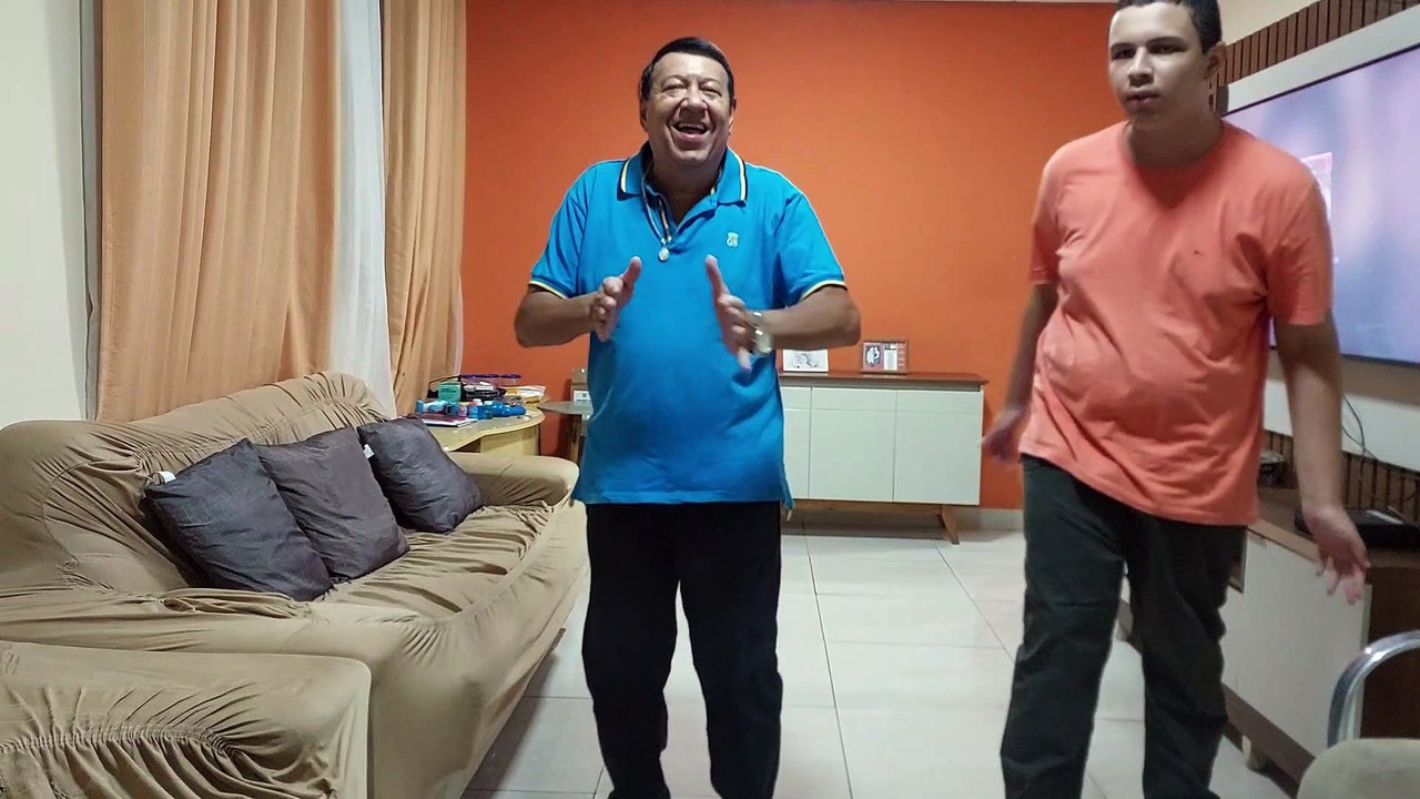 Luis Henrique e Vovô Valdivino Dançando Hoje é Seu Aniversário