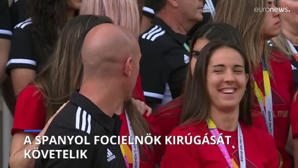 A spanyol focielnök kirúgását követelik a hírhedt csók miatt