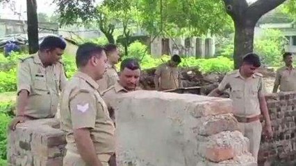 झांसी: गांव में चल रहा था गंदा कारोबार,पुलिस ने छापा मारकर सब किया तबाह
