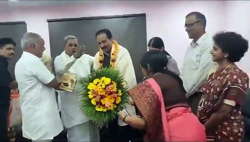 சந்திரயான்-3 வெற்றி... இஸ்ரோ தலைவரைச் சந்தித்து பாராட்டிய கர்நாடக முதல்வர் சித்தராமையா!