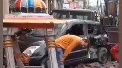Viral: भीषण टक्कर,वाहनों के उड़े परखच्चे,मंदिर हुआ क्षतिग्रस्त,देखें Video
