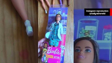Vídeo polêmico: mãe gera debate ao desenhar estrias na Barbie da filha