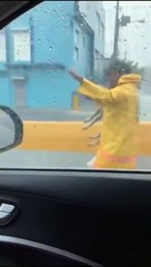 Agente de la Digesett salva perro en medio de la tormenta Franklin