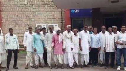 दौसा: रेप के आरोपी पुलिस कांस्टेबल की गिरफ्तार की मांग को लेकर ग्रामीणों का प्रदर्शन