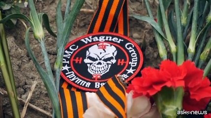 Sostenitori Prigozhin raccolti fuori sede Wagner a San Pietroburgo