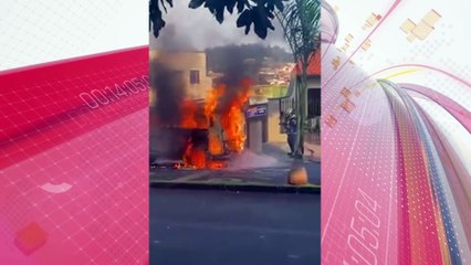 Kombi da Secretaria de Obras da Prefeitura de Ivaiporã é consumida por fogo