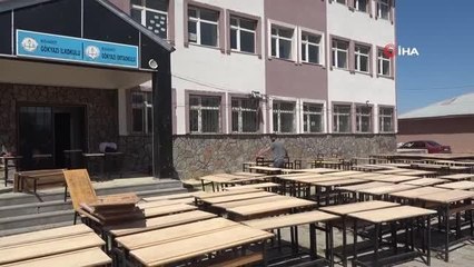 Muş'ta Öğretmenler Okul Mobilyalarını Onardı