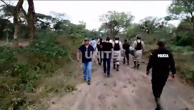 Policías y gendarmes inspeccionan terrenos municipales avasallados en Santa Cruz de la Sierra 