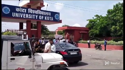 विश्वविद्यालयों के कार्मिकों का सामूहिक अवकाश, सम्भागीय आयुक्त कार्यालय पर किया प्रदर्शन