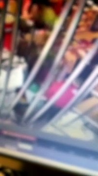 Mulher suspeita de furtos se apresenta na Delegacia; imagens mostram criança furtando bolsa