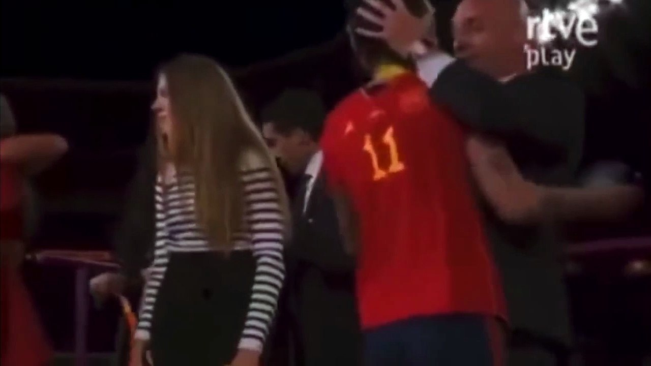 Kadın futbolcuyu zorla dudağından öpen federasyon başkanı hakkında soruşturma başlatıldı