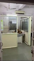 ओपीडी टेबल पर बैठे श्वान का वीडियो हुआ वायरल