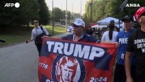 Usa, i supporter di Trump attendono l'ex presidente davanti al carcere di Atlanta
