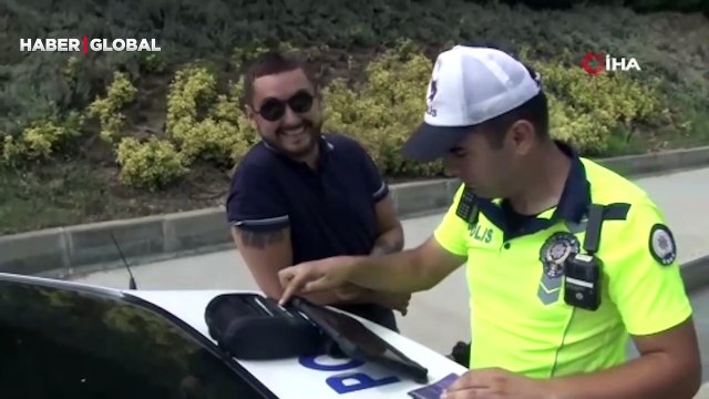 Denetimde ceza yiyen sürücünün gazetecilerden ilginç ricası: “Beni çekmeyin, babam bana arabayı hiç vermeyecek”