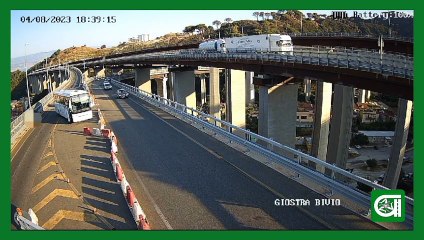 Messina, ci risiamo: l'autista di un pullman sposta le barriere autostradali per cambiare percorso