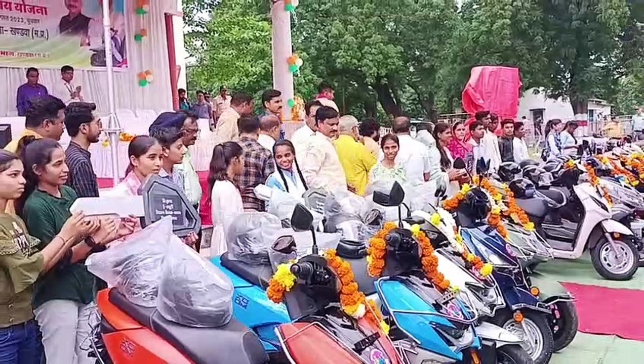 मुख्यमंत्री स्कूटी योजना के तहत परेड ग्राउंड पर...