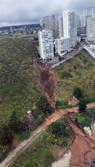 Socavón obliga a evacuar personas por posible derrumbe de edificio