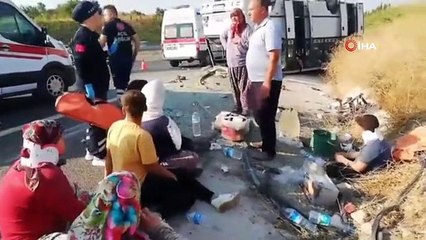 Manisa'da tarım işçilerini taşıyan minibüs ile otomobil çarpıştı: 1'i ağır 30 yaralı