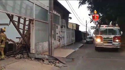 Telhado de garagem desaba sobre carros no Gama