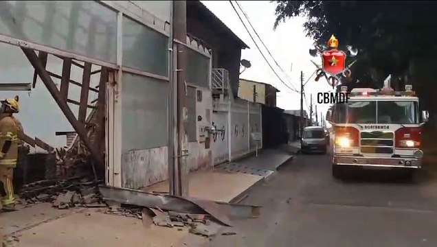 Telhado de garagem desaba sobre carros no Gama