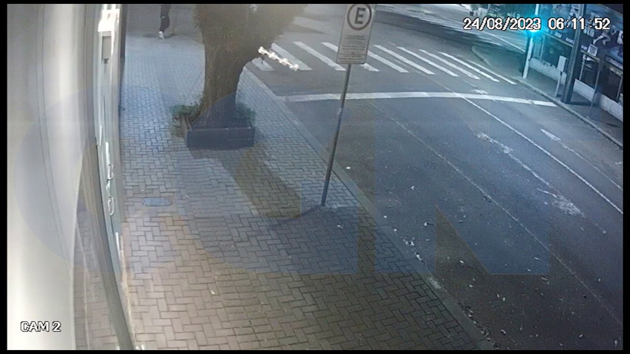 Homem x placa: Revoltado, jovem briga com placa, danifica calçada e quebra o próprio celular no Centro; veja o vídeo