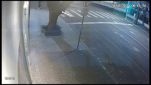 Homem x placa: Revoltado, jovem briga com placa, danifica calçada e quebra o próprio celular no Centro; veja o vídeo