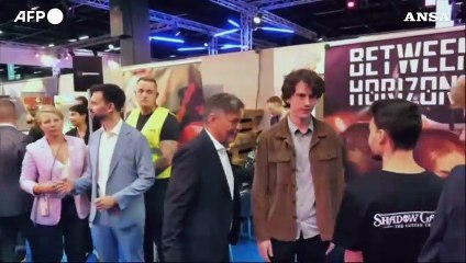 Germania,  Habeck prova un visore alla fiera dei giochi di Colonia