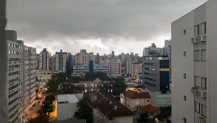 Vídeo impressionante mostra momento da chegada de temporal de granizo a Florianópolis