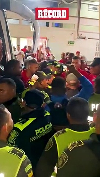 Violenta pelea de jugadores de América con policía de Barranquilla
