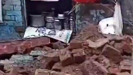 एटा: बारिश के चलते मकान की छत गिरी मलबे में दो लोग, फिर जो हुआ देखिए