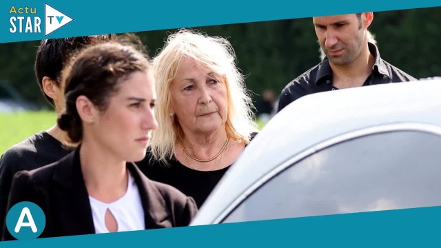 Obsèques de Gérard Leclerc sa veuve Julie éplorée derrière le cercueil, soutenue par ses proches