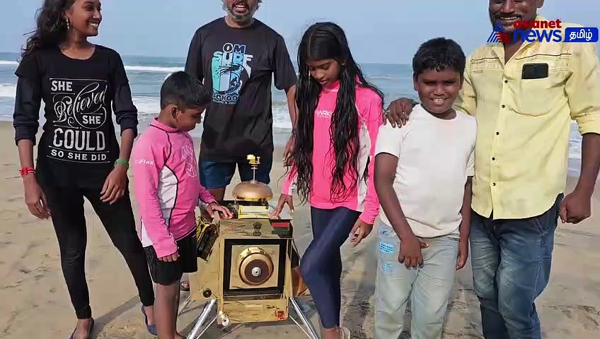 சந்திரயான் 3 வெற்றியை 45 அடி ஆழ கடலுக்கடியில் கொண்டாடிய நீச்சல் வீரர்கள்