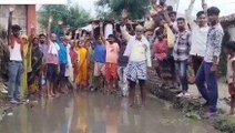 सीतामढ़ी: सड़क पर नाले का गंदा पानी बहने से जलजमाव, ग्रामीणों ने किया प्रदर्शन