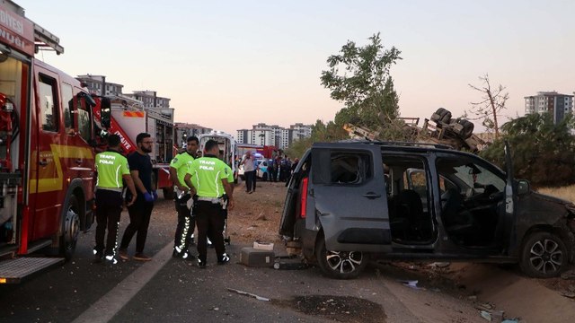 Kamyonla hafif ticari araç çarpıştı: 1 ölü