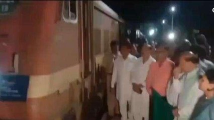 पैसेंजर ट्रेन को सांसद ने दिखाई हरी झंडी, अधिकारी व जनप्रतिनिधि रहे उपस्थित