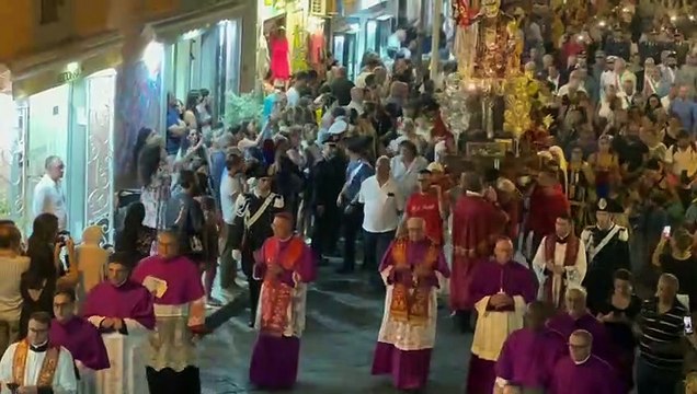 Lipari, fiume di fedeli per il patrono San Bartolomeo: apprensione per una turista colta da malore