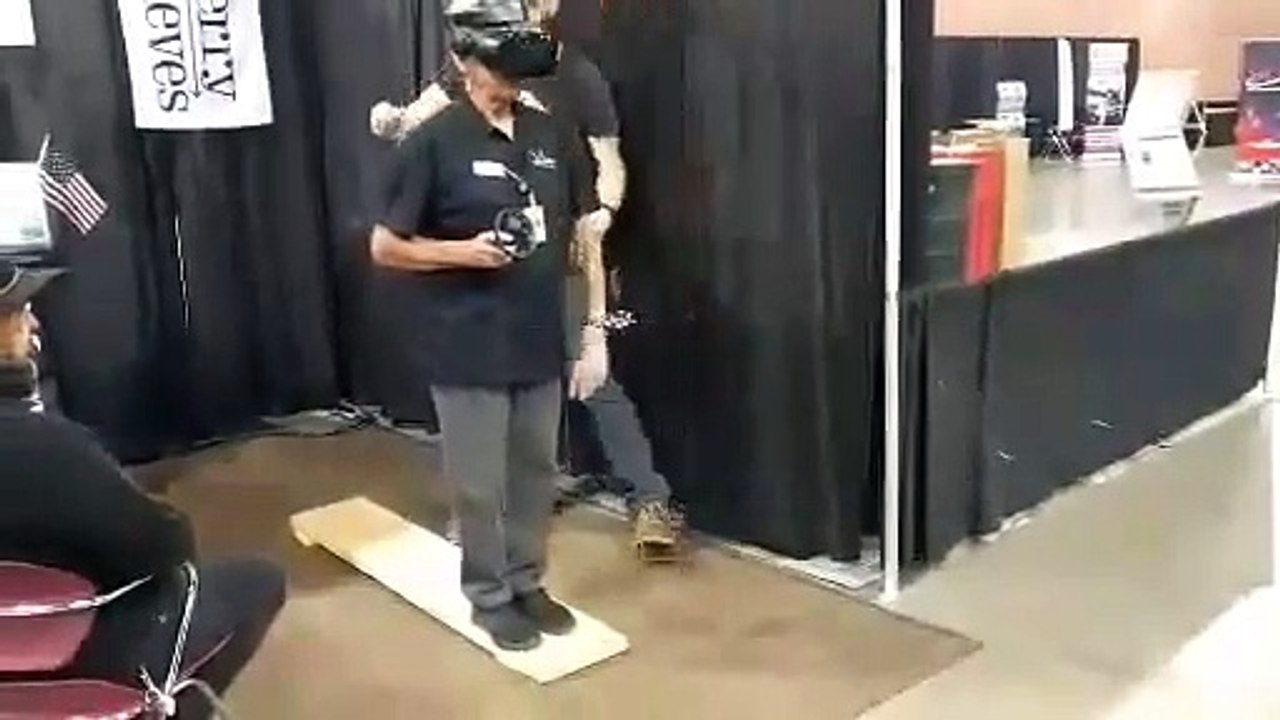 Ce papy tente un saut en parachute en réalité virtuelle ! Douloureux