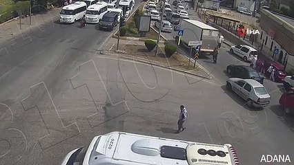 Adana'da yaşanan kaza pes dedirtti: Caddenin ortasında yürüyen vatandaşa dolmuş çarptı