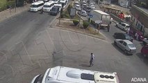 L'accident à Adana a fait dire aux gens d'abandonner : Un minibus a heurté un citoyen qui marchait au milieu de la rue.