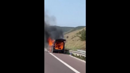 Ticari araç alev alev yandı